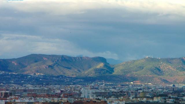 Montañas de la Serra Calderona sobre un valle poblado