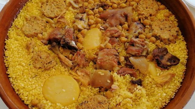 Cazuela de arroz al horno con garbanzos, patata y carne