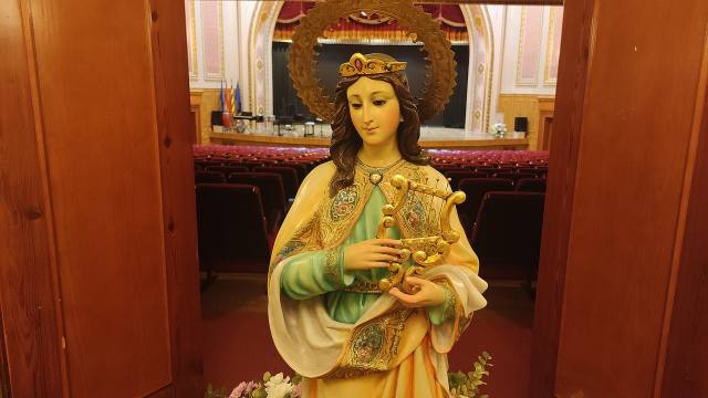 Imagen de Santa Cecilia en el interior de un teatro de Llíria