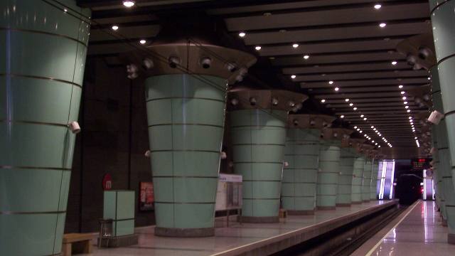 Andén subterráneo de una estación de Metrovalencia