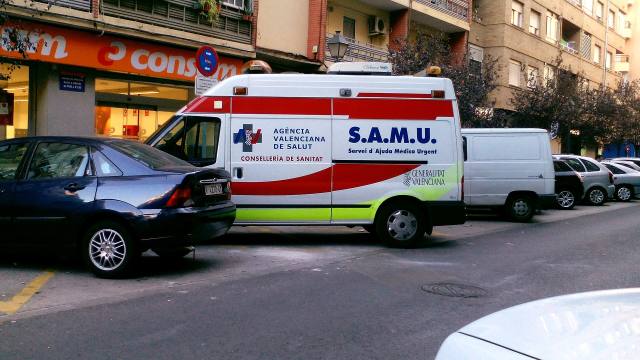 Ambulancia del SAMU aparcada en una calle